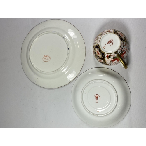 796 - A ROYAL CROWN DERBY IMARI TRIO COMPRISING 2451 PATTERN CUP & SAUCER AND MORTLOCKS SIDE PLATE