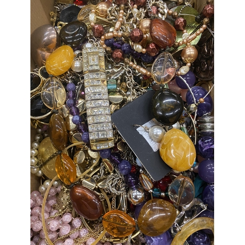 806 - A QUANTITY OF COSTUME JEWELLERY TO INCLUDE BRACELETS, BEADS, NECKLACES, ERRINGS, BROOCHES, ETC