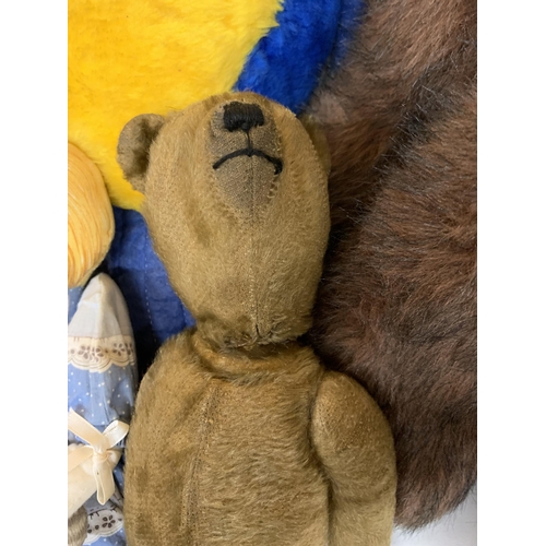 860 - A QUANTITY OF CUDDLY TOYS AND DOLLS TO INCLUDE A LARGE BROWN BEAR, PARROT, VERY OLD TEDDY IN NEED OF... 