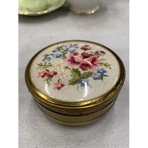 895 - A TRINKET BOX CONTAINING A SMALL AMOUNT OF COSTUME JEWELLERY TO INCLUDE BROOCHES AND BADGES