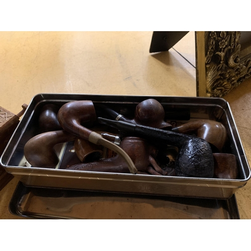 919 - A QUANTITY OF ITEMS TO INCLUDE VINTAGE PIPES, A NOVELTY 'BIRD' CIGARETTE BOX, SILVER PLATED CIGARETT... 