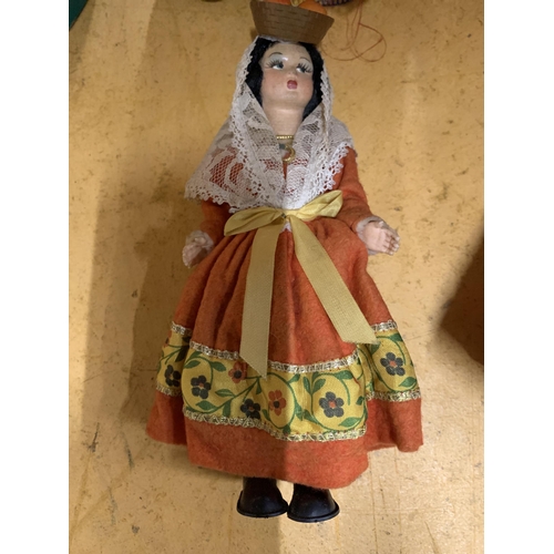 923 - A COLLECTION OF VINTAGE DOLLS IN NATIONAL COSTUME