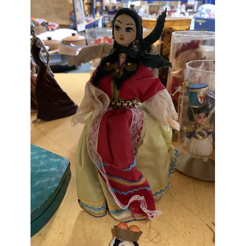 923 - A COLLECTION OF VINTAGE DOLLS IN NATIONAL COSTUME