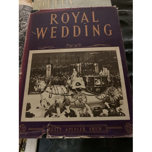 942 - A QUANTITY OF VINTAGE NEWSPAPERS AND BOOKS RELATING TO THE ROYAL