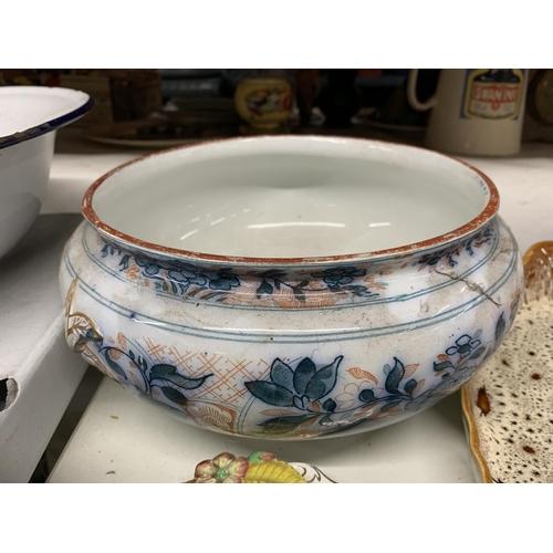 981 - A QUANTITY OF CERAMIC ITEMS TO INCLUDE A LARGE PLANTER, WOODS IVORY WARE BOWLS, PLATES, ETC