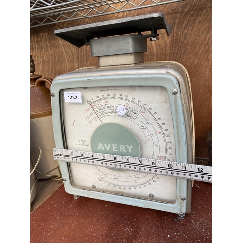 1232 - A SET OF VINTAGE AVERY POST OFFICE SCALES