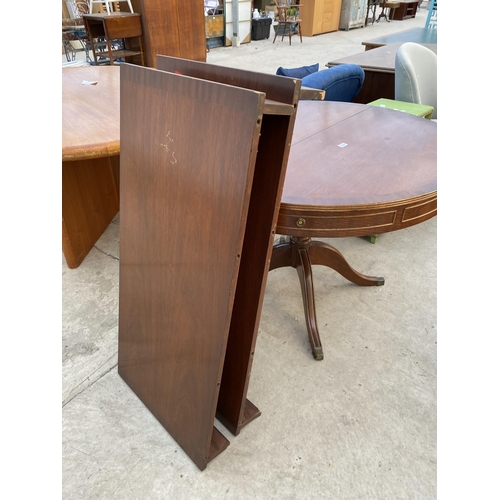 2319 - A 19TH CENTURY STYLE MAHOGANY AND CROSSBANDED DINING TABLE, 43