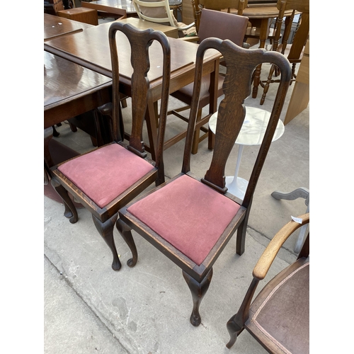 2381 - AN EARLY 20TH CENTURY OAK GATELEG DINING TABLE ON CABRIOLE LEGS AND FOUR MATCHING CHAIRS