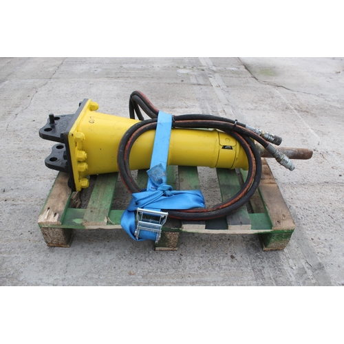 122 - 1.5 -3 TON PECKER/BREAKER IN GOOD WORKING ORDER  NO VAT