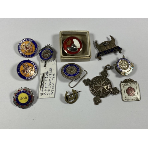 557 - A MIXED GROUP OF VINTAGE HALLMARKED SILVER AND FURTHER ENAMEL BADGES TO INCLUDE ENAMEL BUTLIN BADGES... 