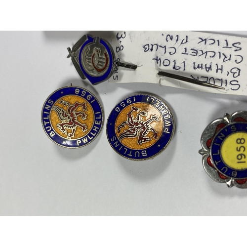 557 - A MIXED GROUP OF VINTAGE HALLMARKED SILVER AND FURTHER ENAMEL BADGES TO INCLUDE ENAMEL BUTLIN BADGES... 