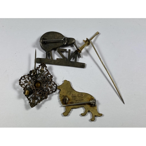 558 - A GROUP OF FOUR ITEMS TO INCLUDE A SILVER & MOTHER OF PEARL NEW ZEALAND BROOCH, KENART DOG BROOCH ET... 