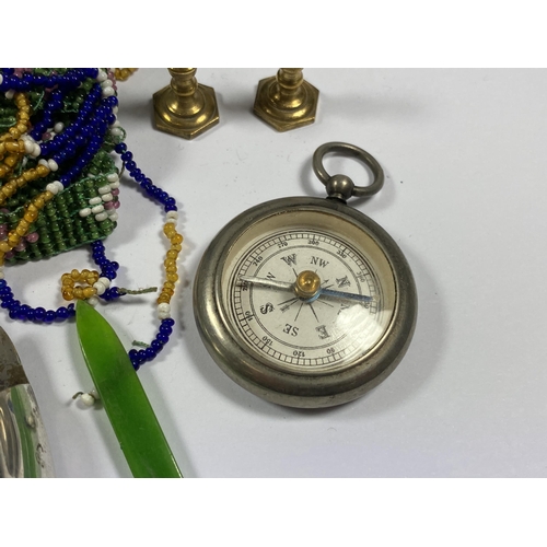 560 - A MIXED GROUP OF COLLECTABLES TO INCLUDE VINTAGE COMPASS, MINIATURE BRASS CANDLESTICKS ETC