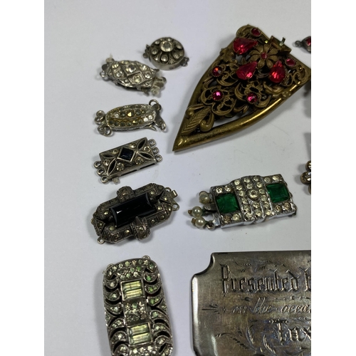 567 - A MIXED GROUP OF VINTAGE COSTUME JEWELLERY TO INCLUDE SILVER PRESENTATION PLAQUE (UNMARKED), PASTE B... 