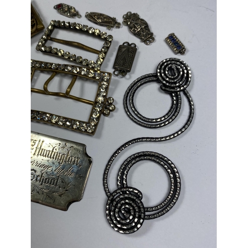 567 - A MIXED GROUP OF VINTAGE COSTUME JEWELLERY TO INCLUDE SILVER PRESENTATION PLAQUE (UNMARKED), PASTE B... 