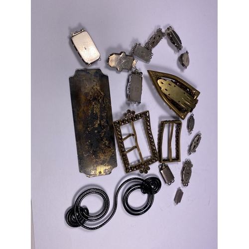 567 - A MIXED GROUP OF VINTAGE COSTUME JEWELLERY TO INCLUDE SILVER PRESENTATION PLAQUE (UNMARKED), PASTE B... 