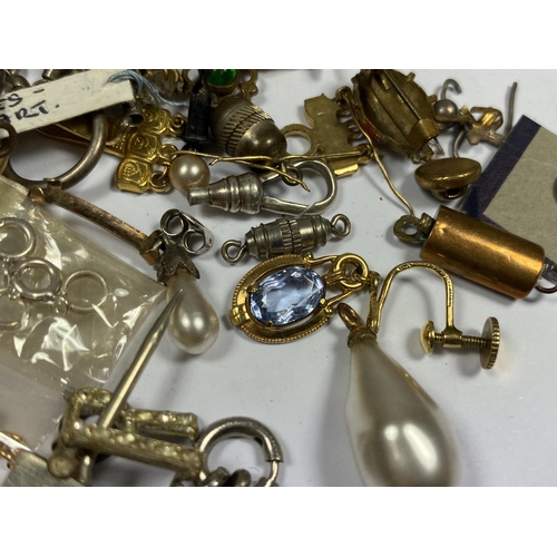 569 - A MIXED GROUP OF VINTAGE JEWELLERY SPARES TO INCLUDE CRESCENT BROOCH, (PIN A/F), ASSORTED LOOSE EARR... 