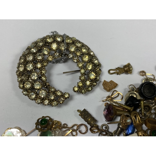 569 - A MIXED GROUP OF VINTAGE JEWELLERY SPARES TO INCLUDE CRESCENT BROOCH, (PIN A/F), ASSORTED LOOSE EARR... 