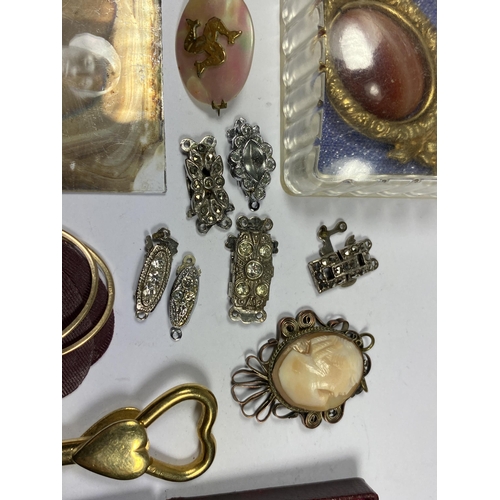 571 - A MIXED LOT OF VINTAGE ITEMS TO INCLUDE YELLOW METAL KEY, CAMEO PENDANT, ART DECO SILVER CLASP, GILT... 