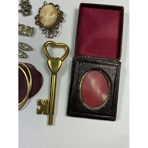 571 - A MIXED LOT OF VINTAGE ITEMS TO INCLUDE YELLOW METAL KEY, CAMEO PENDANT, ART DECO SILVER CLASP, GILT... 