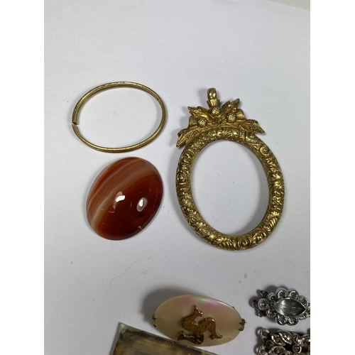 571 - A MIXED LOT OF VINTAGE ITEMS TO INCLUDE YELLOW METAL KEY, CAMEO PENDANT, ART DECO SILVER CLASP, GILT... 