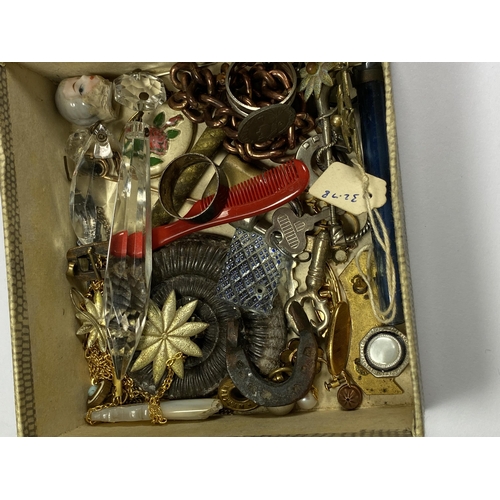 575 - A MIXED LOT OF VINTAGE ITEMS TO INCLUDE LEAD AND GLASS PLAQUE DATED 1851, GOLD PLATED ALBERT CHAIN, ... 