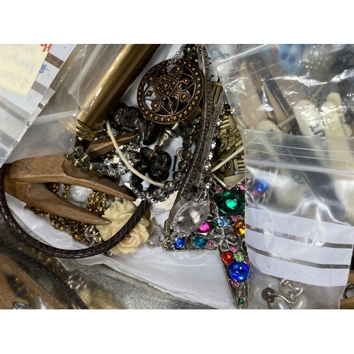 578 - A TIN OF ASSORTED VINTAGE COSTUME JEWELLERY, BROOCHES, BUTTERFLY TIN, NECKLACES ETC