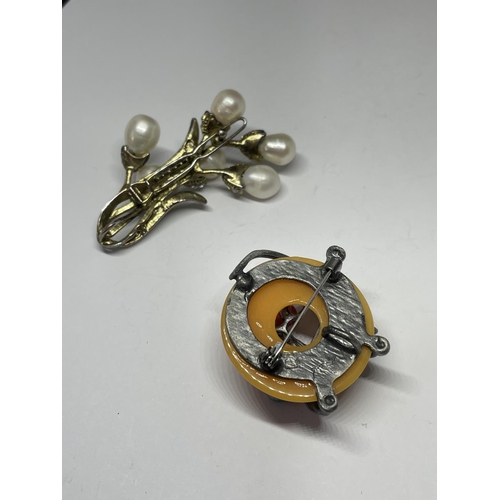 629 - TWO COSTUME JEWELLERY BROOCHES