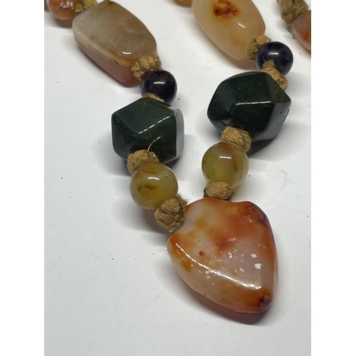 644 - AN AGATE STONE NECKLACE