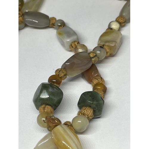 644 - AN AGATE STONE NECKLACE