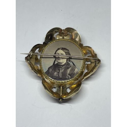 649 - A VICTORIAN PINCH BECK MEMORANDUM BROOCH