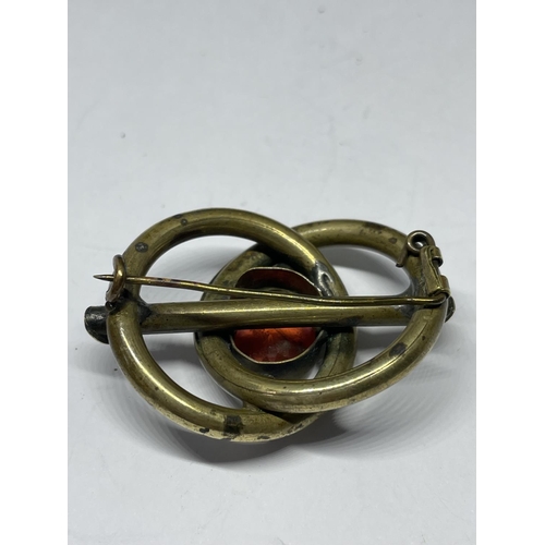 654 - A VICTORIAN PINCH BECK BROOCH