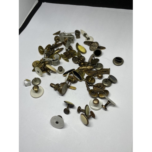 673 - A LARGE QUANTITY OF COLLAR STUDS