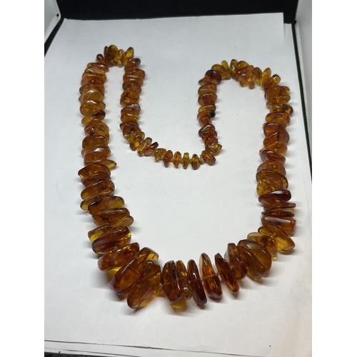 524 - A GRADUATED AMBER EFFECT NECKLACE