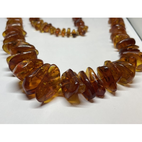 524 - A GRADUATED AMBER EFFECT NECKLACE