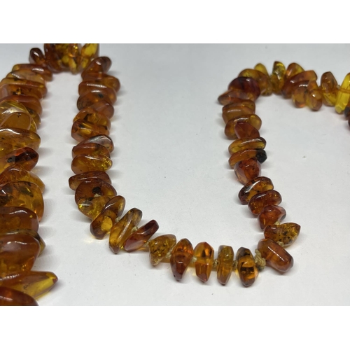 524 - A GRADUATED AMBER EFFECT NECKLACE