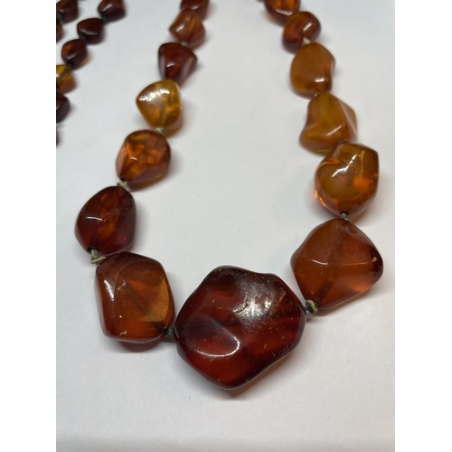 525 - A GRADUATED AMBER EFFECT NECKLACE APRROXIMATELY 44CM LONG