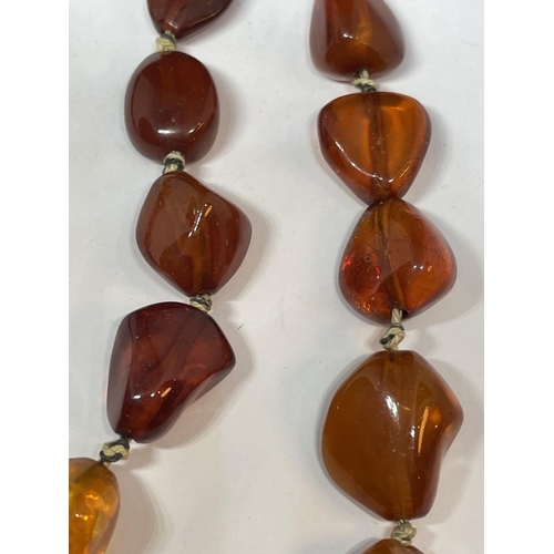 525 - A GRADUATED AMBER EFFECT NECKLACE APRROXIMATELY 44CM LONG