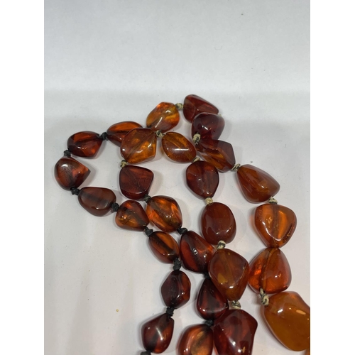 525 - A GRADUATED AMBER EFFECT NECKLACE APRROXIMATELY 44CM LONG