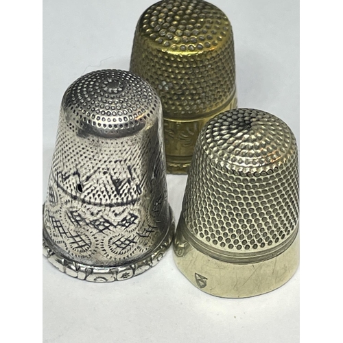 530 - EIGHT VARIOUS THIMBLES TO INCLUDE TWO CHESTER AND TWO BIRMINGHAM HALLMARKED, A LEATHER CASE AND A BR... 