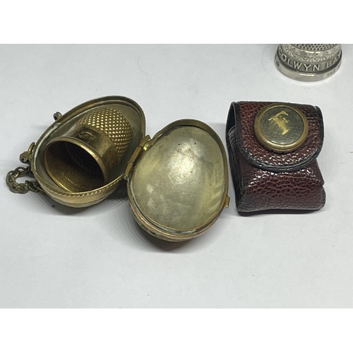 530 - EIGHT VARIOUS THIMBLES TO INCLUDE TWO CHESTER AND TWO BIRMINGHAM HALLMARKED, A LEATHER CASE AND A BR... 