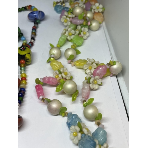 531 - THREE VARIOUS NECKLACES TO INCLUDE A POSSIBLY MURANO GLASS, A FLOWER DESIGN AND A FURTHER GLASS STYL... 