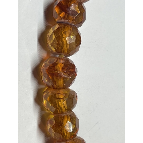 533 - A GRADUATED AMBER EFFECT NECKLACE WITH DISCREET FASTEN LENGTH 38CM