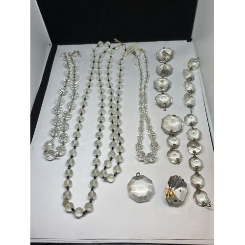 535 - FOUR VINTAGE NECKLACES TO INCLUDE GLASS AND CRYSTAL AND A COLLECTION OF FURTHER CRYSTALS