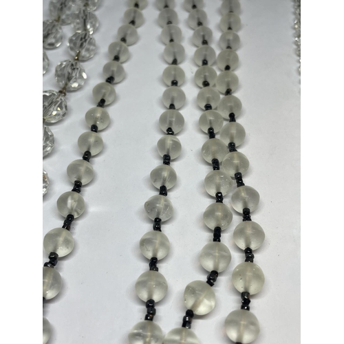 535 - FOUR VINTAGE NECKLACES TO INCLUDE GLASS AND CRYSTAL AND A COLLECTION OF FURTHER CRYSTALS