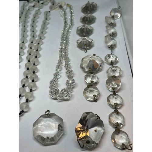 535 - FOUR VINTAGE NECKLACES TO INCLUDE GLASS AND CRYSTAL AND A COLLECTION OF FURTHER CRYSTALS