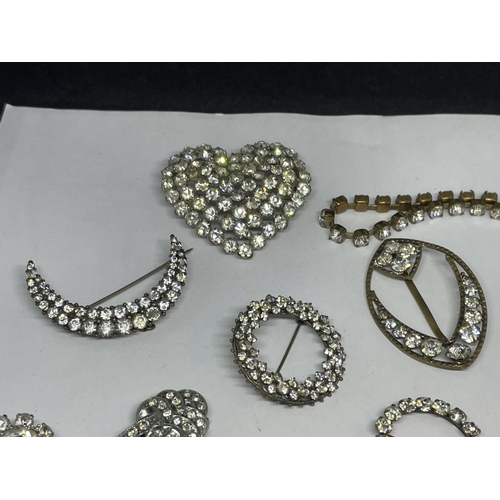 538 - VARIOUS CLEAR STONE ITEMS TO INCLUDE BROOCHES, BRACELET, NECKLACE ETC