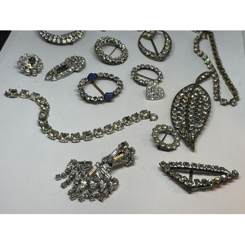 538 - VARIOUS CLEAR STONE ITEMS TO INCLUDE BROOCHES, BRACELET, NECKLACE ETC