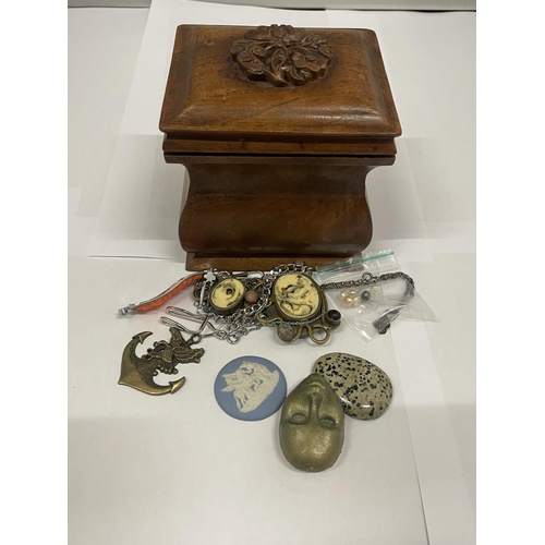 107 - A TREEN BOX CONTAINING A QUANTITY OF COSTUME JEWELLERY TO INCLUDE BROOCHES, NECKLACES, ETC