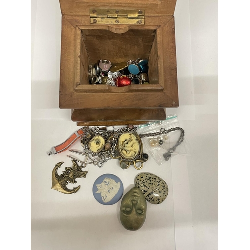 107 - A TREEN BOX CONTAINING A QUANTITY OF COSTUME JEWELLERY TO INCLUDE BROOCHES, NECKLACES, ETC